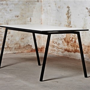 Fade-Moedebord- kantinebord-sort-hvid