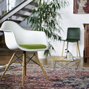 Vitra---Eames---Design---Kontormoebler---Eames-Plastic-Arm-Chair-DAW