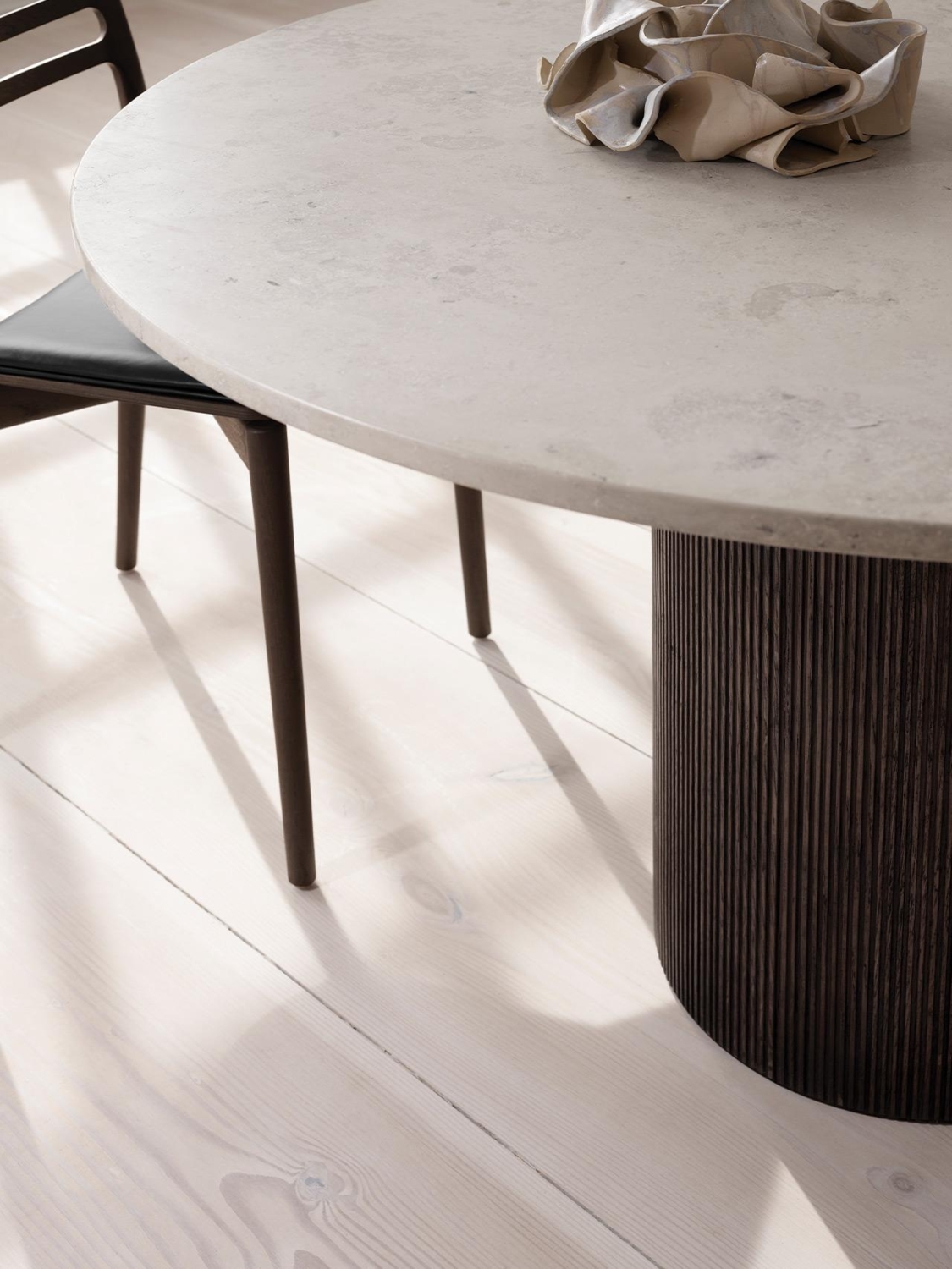 vipp494-481-cabin-round-table-chair-darkoak-03_7